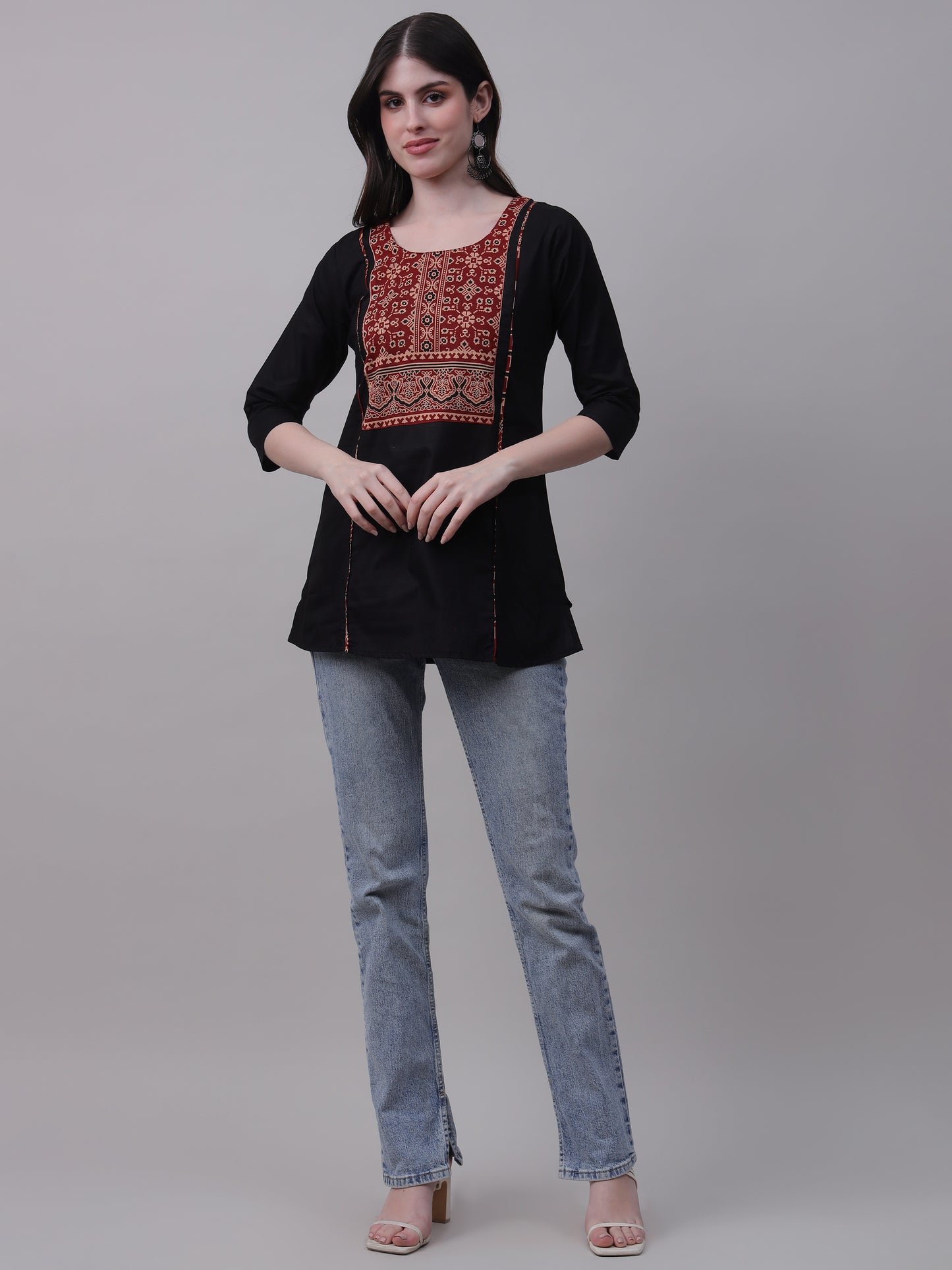 Comfortable tunic with tribal print on neck