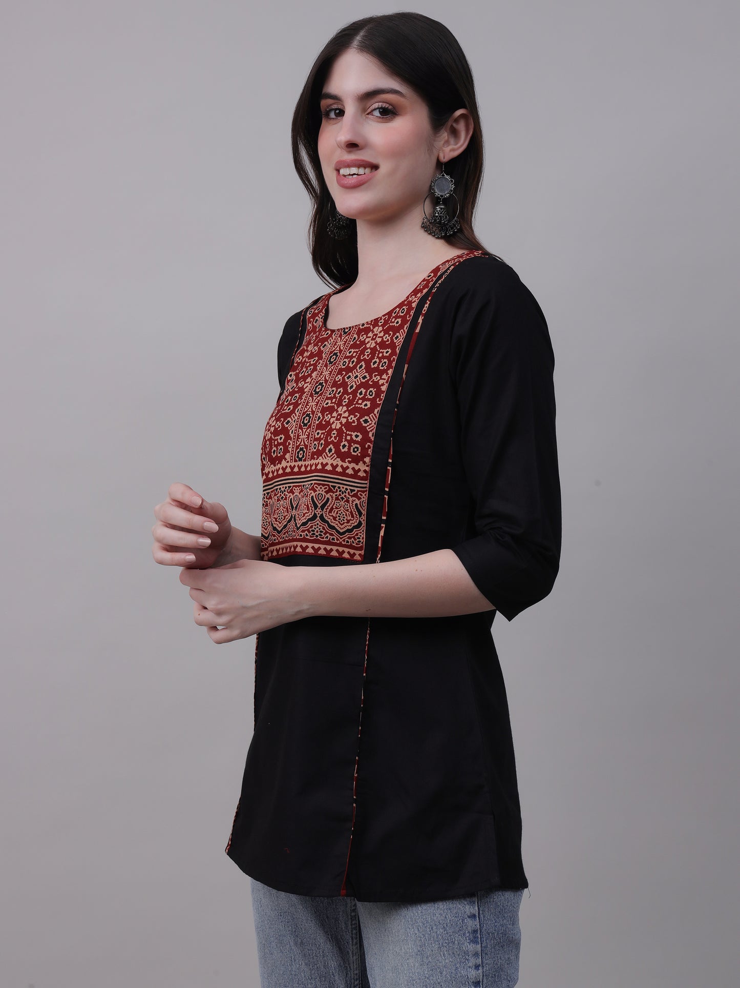 Comfortable tunic with tribal print on neck