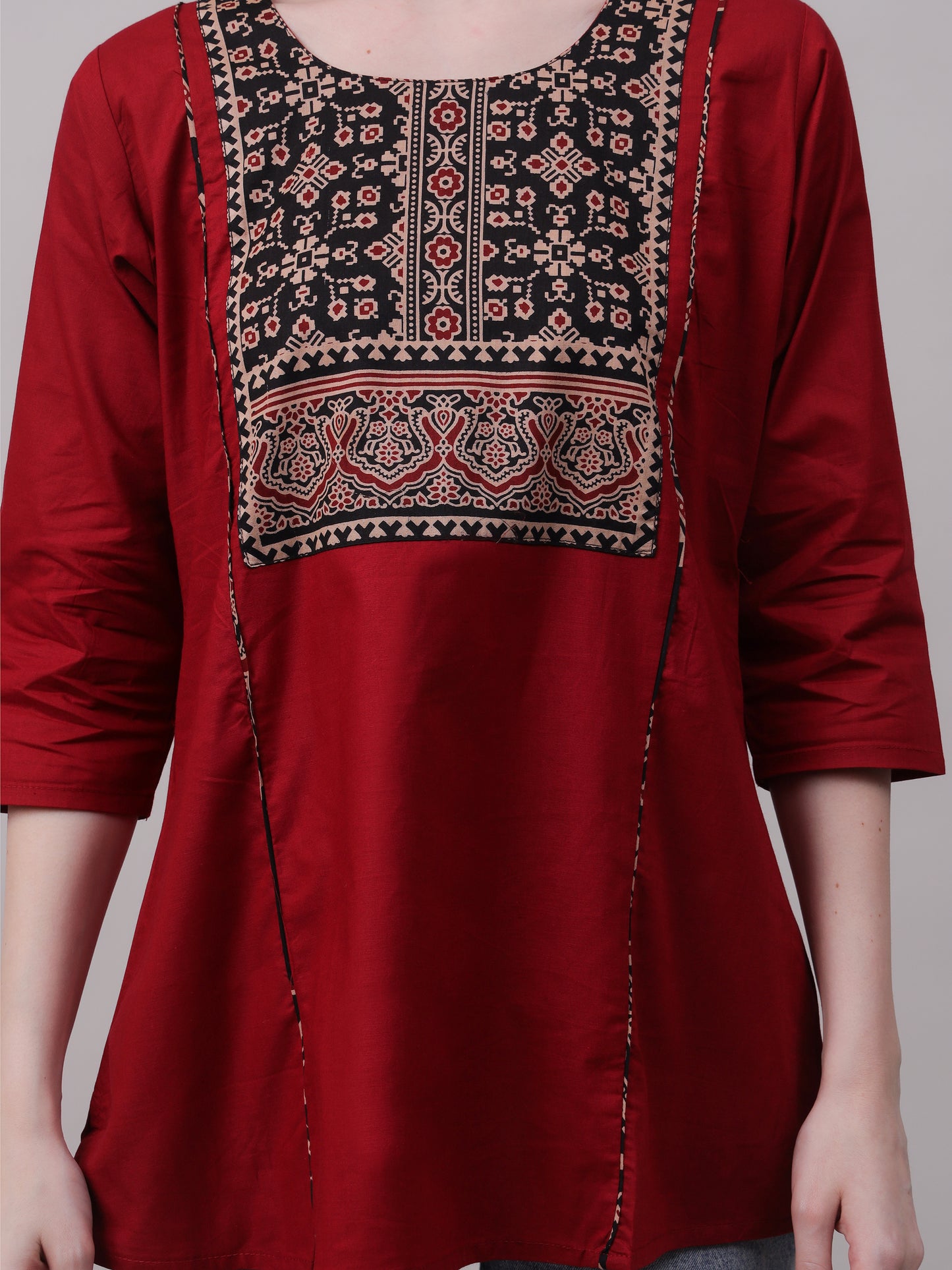 Comfortable tunic with tribal print on neck